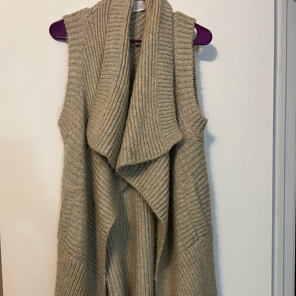 Sleaveless sweater